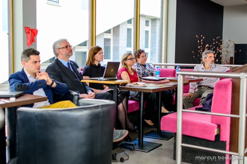 Maciej Możejewski - doktorant na Uniwersytecie Szczecińskim, podczas konferencji reprezentujący Instytut Otwartego Społeczeństwa, Krzysztof Kozakowski - kierownik Biura ds. Społeczeństwa Informacyjnego Urzędu Marszałkowskiego Województwa Zachodniopomorskiego, Katarzyna Kicińska z Wydziału Zarządzania Strategicznego Urzędu Marszałkowskiego Województwa Zachodniopomorskiego, dr Joanna Papińska-Kacperek z Uniwersytetu Łódzkiego, dr Krystyna Polańska ze Szkoły Głównej Handlowej, mgr inż. Aleksander Wassilew ze Szkoły Głównej Handlowej